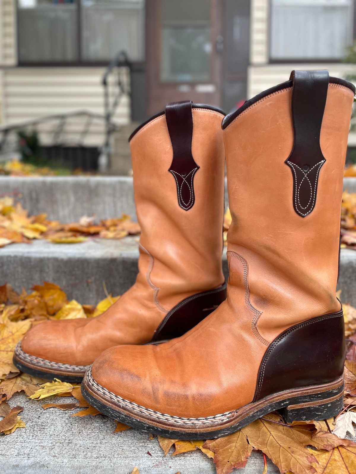 Photo by amara on November 1, 2023 of the Amara Hark-Weber Custom Model in Wickett & Craig Natural Glazed Harness.
