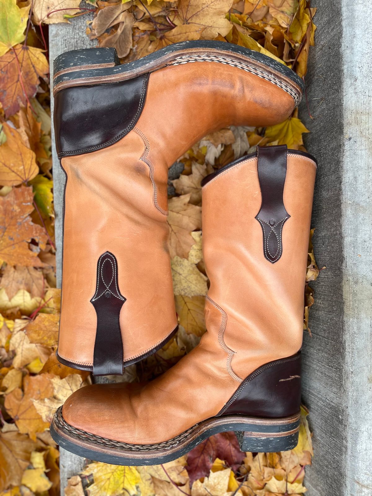 Photo by amara on November 1, 2023 of the Amara Hark-Weber Custom Model in Wickett & Craig Natural Glazed Harness.
