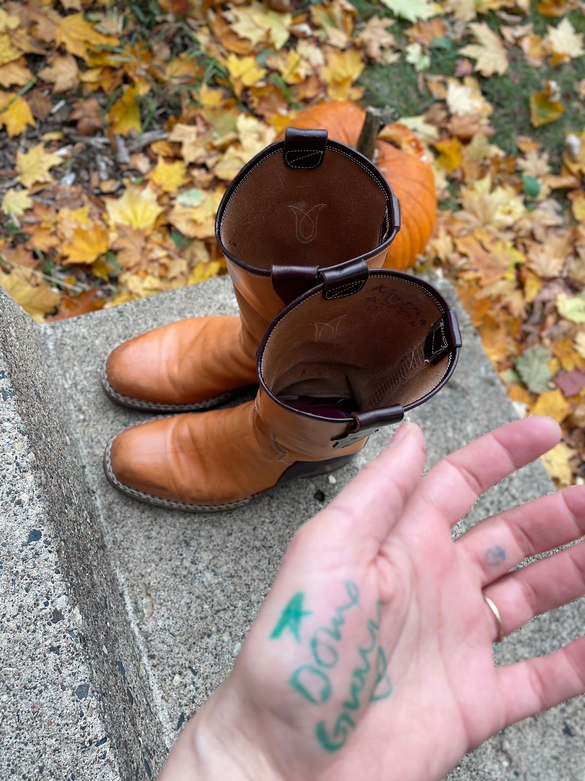 Photo by amara on November 1, 2023 of the Amara Hark-Weber Custom Model in Wickett & Craig Natural Glazed Harness.