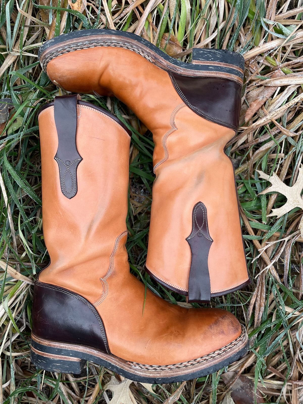 Photo by amara on December 1, 2023 of the Amara Hark-Weber Custom Model in Wickett & Craig Natural Glazed Harness.
