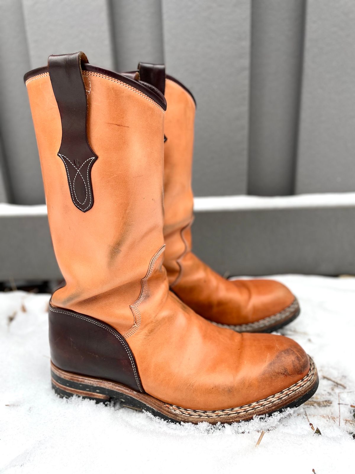 Photo by amara on January 1, 2024 of the Amara Hark-Weber Custom Model in Wickett & Craig Natural Glazed Harness.
