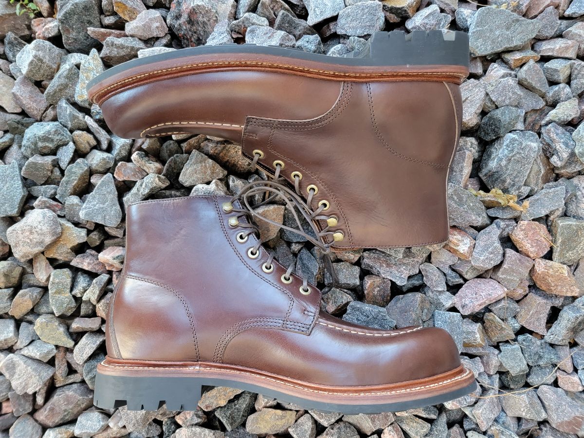 Photo by ejw on October 1, 2022 of the Grant Stone Brass Boot in Horween Crimson Chromexcel.