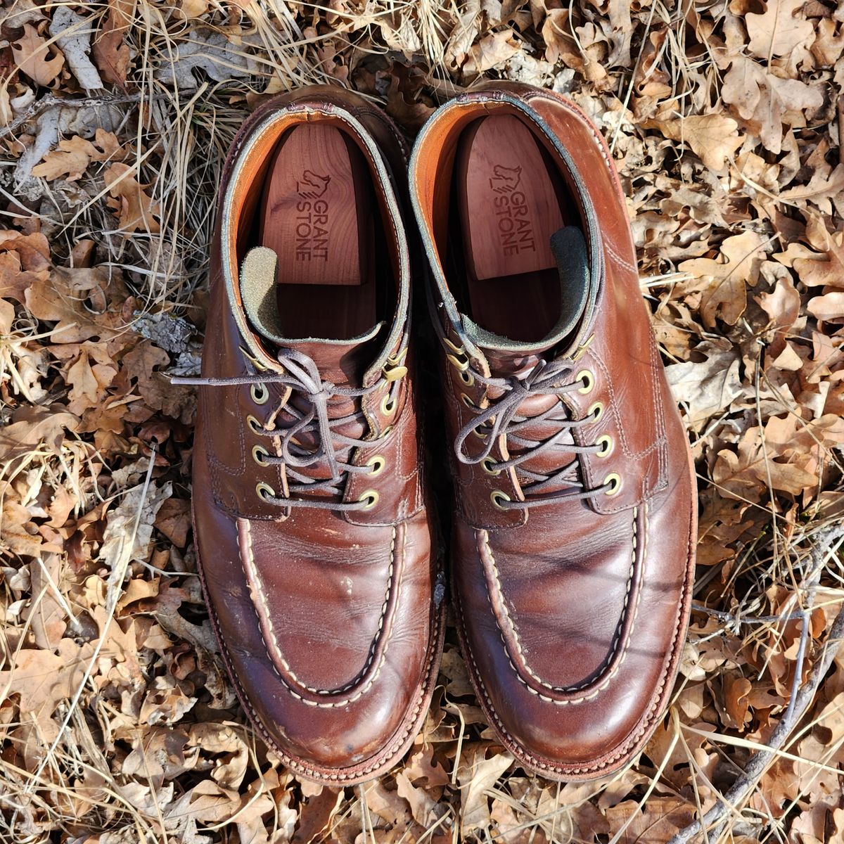 Photo by ejw on February 5, 2023 of the Grant Stone Brass Boot in Horween Crimson Chromexcel.