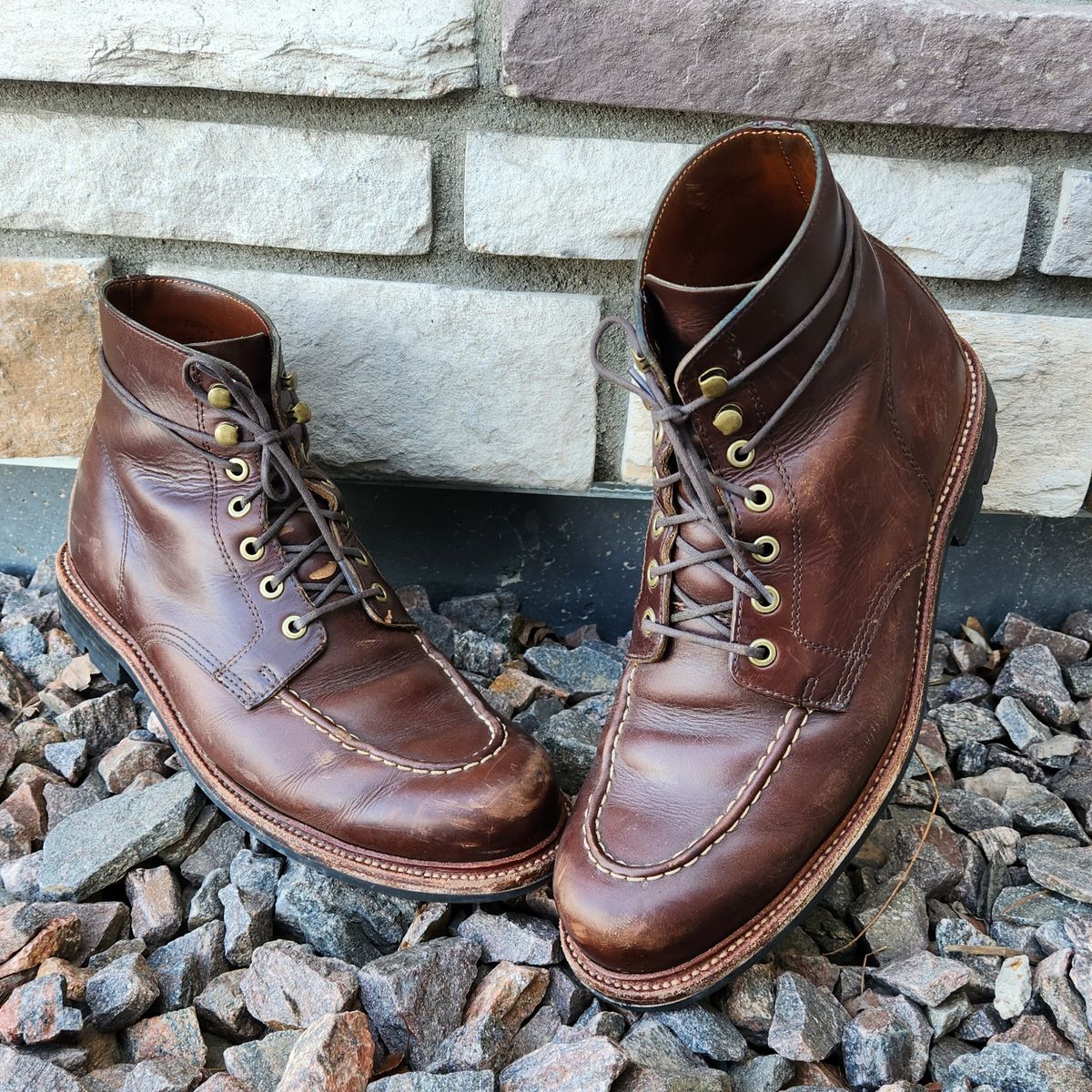 Photo by ejw on March 4, 2023 of the Grant Stone Brass Boot in Horween Crimson Chromexcel.