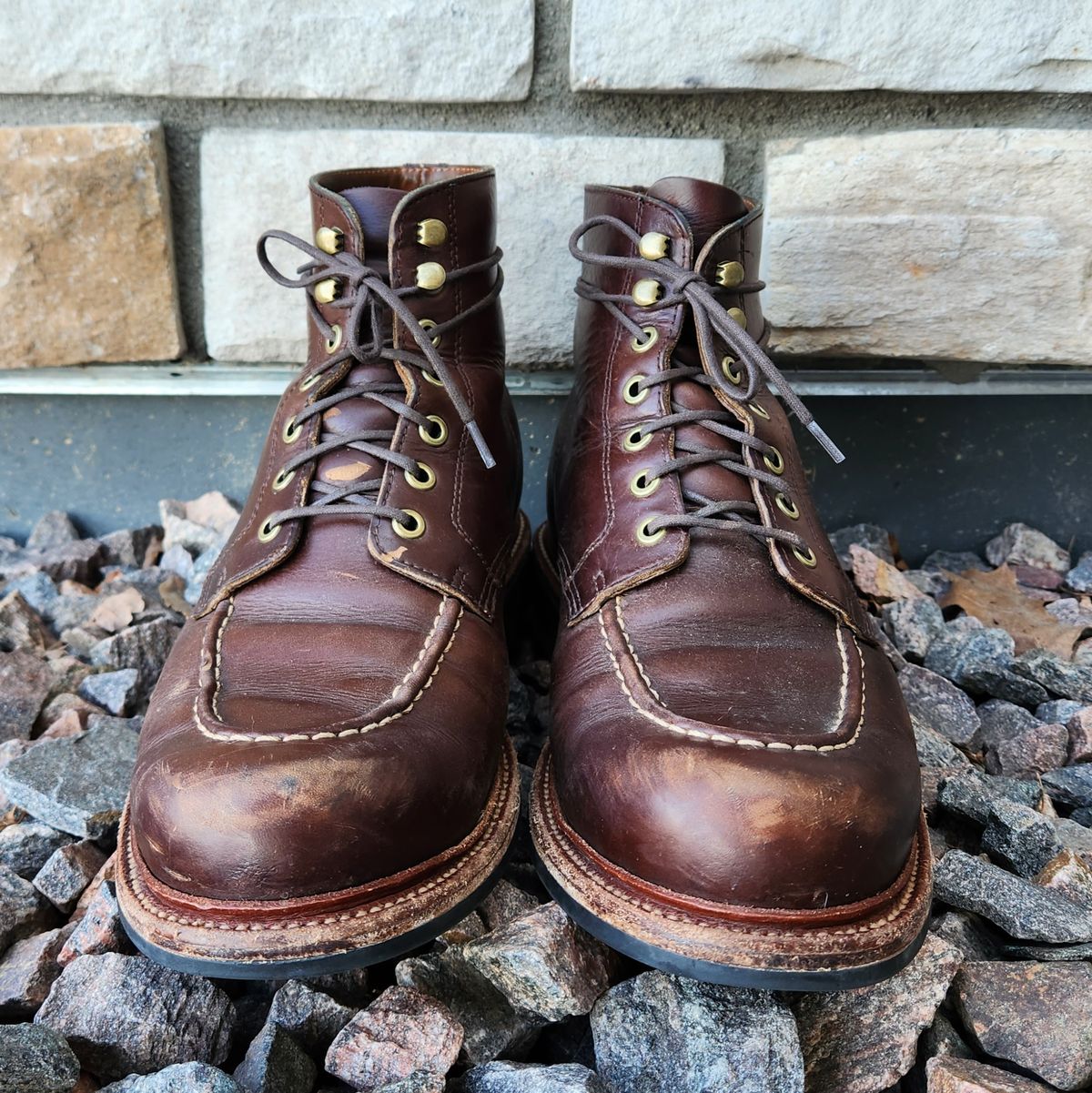 Photo by ejw on March 4, 2023 of the Grant Stone Brass Boot in Horween Crimson Chromexcel.