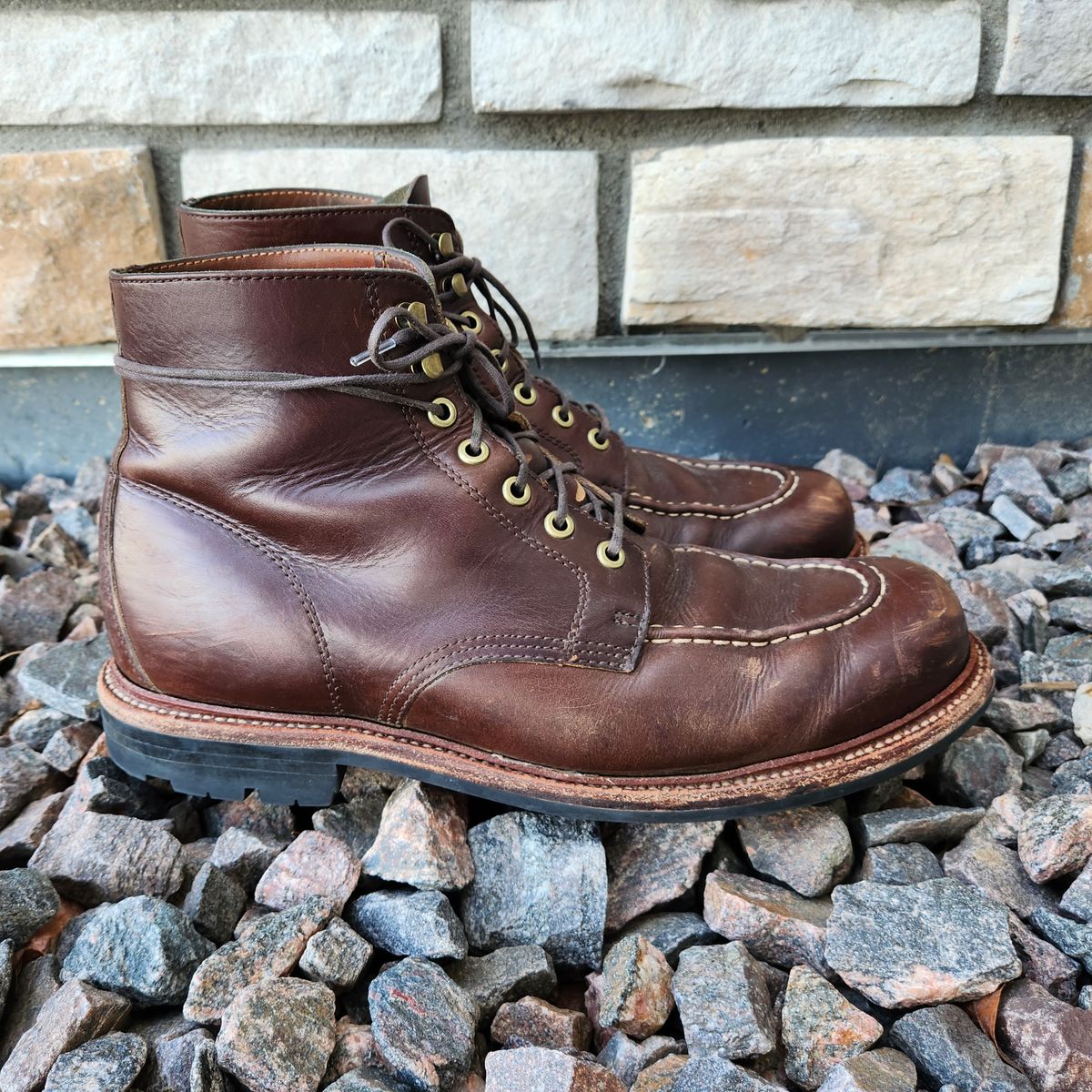 Photo by ejw on March 4, 2023 of the Grant Stone Brass Boot in Horween Crimson Chromexcel.