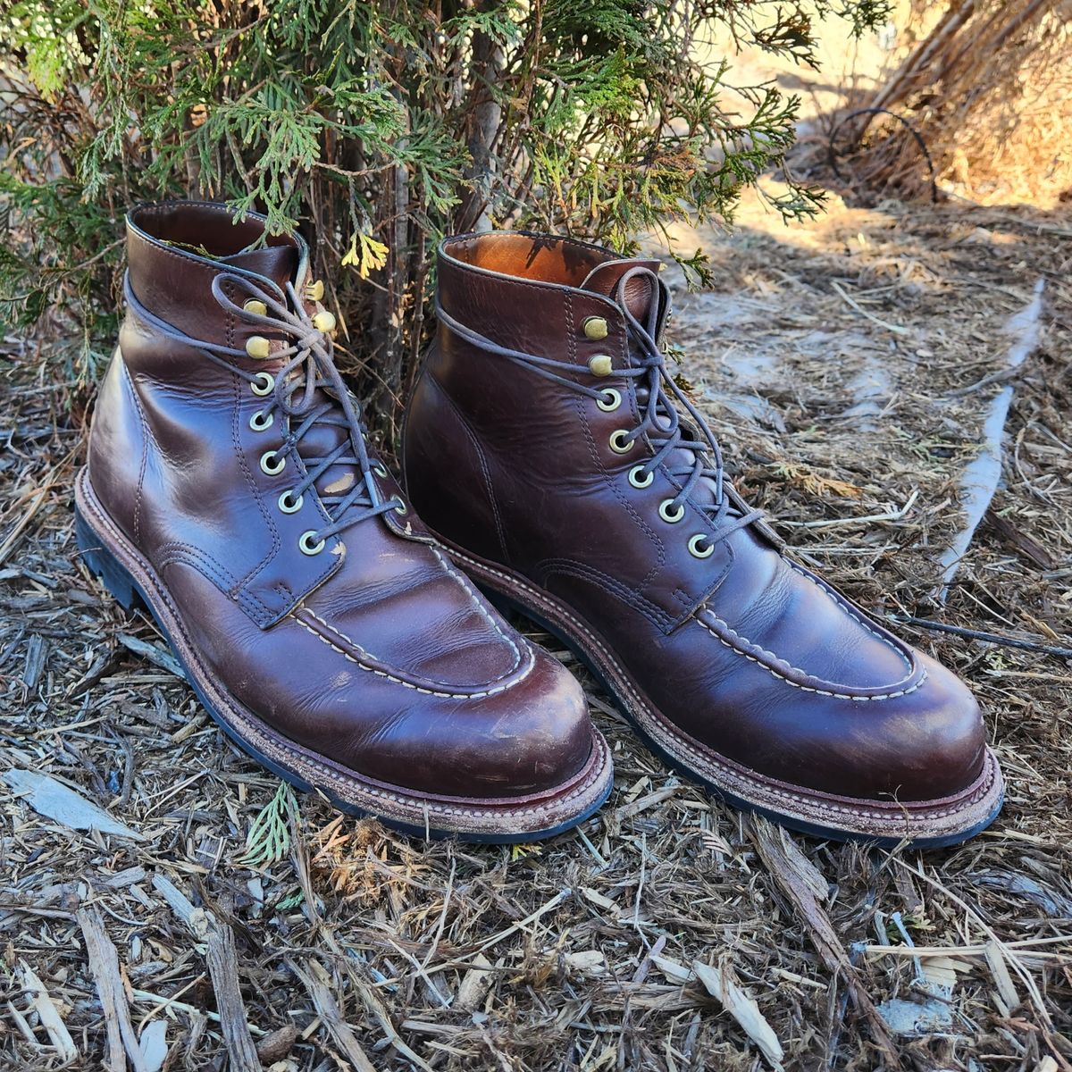 Photo by ejw on April 2, 2023 of the Grant Stone Brass Boot in Horween Crimson Chromexcel.