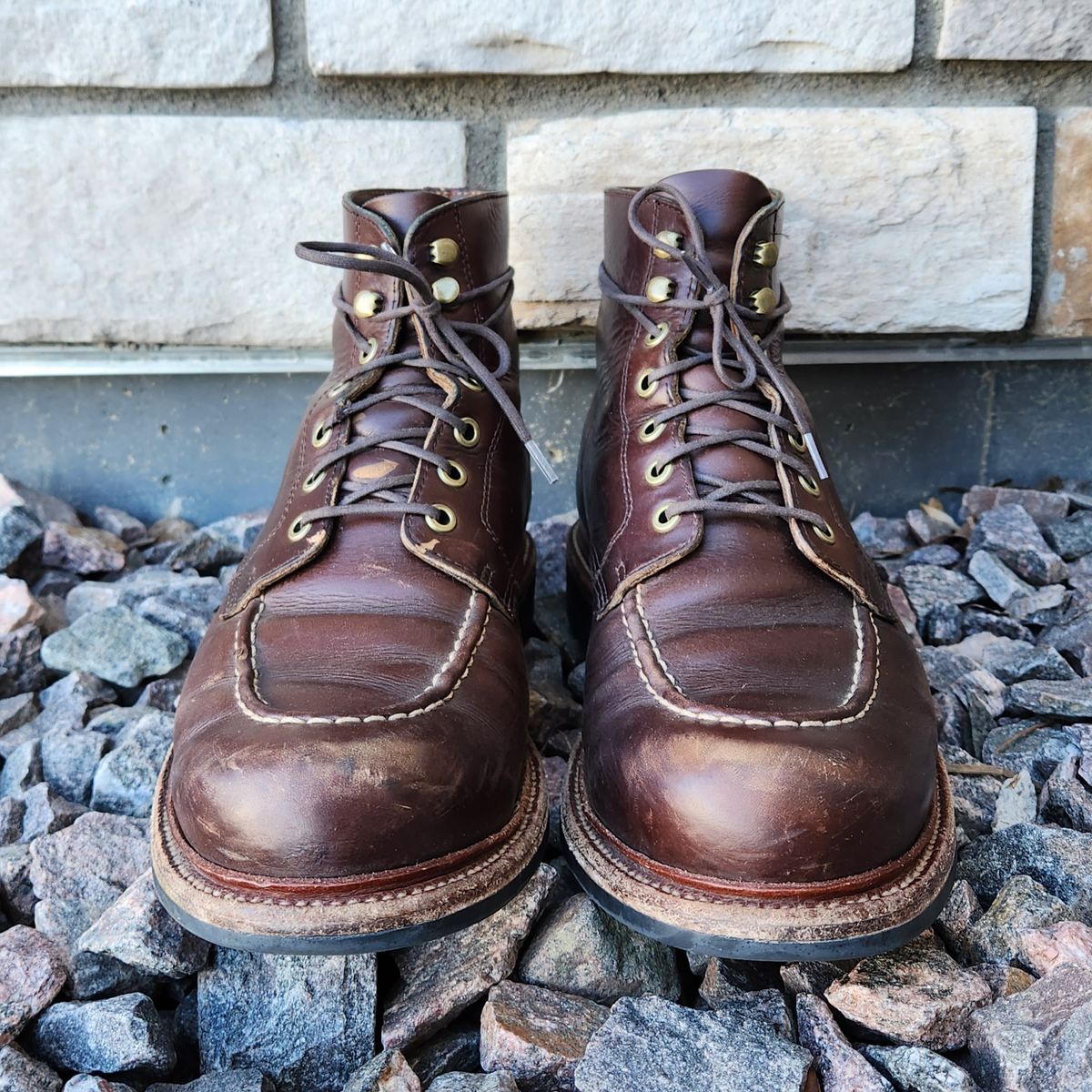 Photo by ejw on April 2, 2023 of the Grant Stone Brass Boot in Horween Crimson Chromexcel.