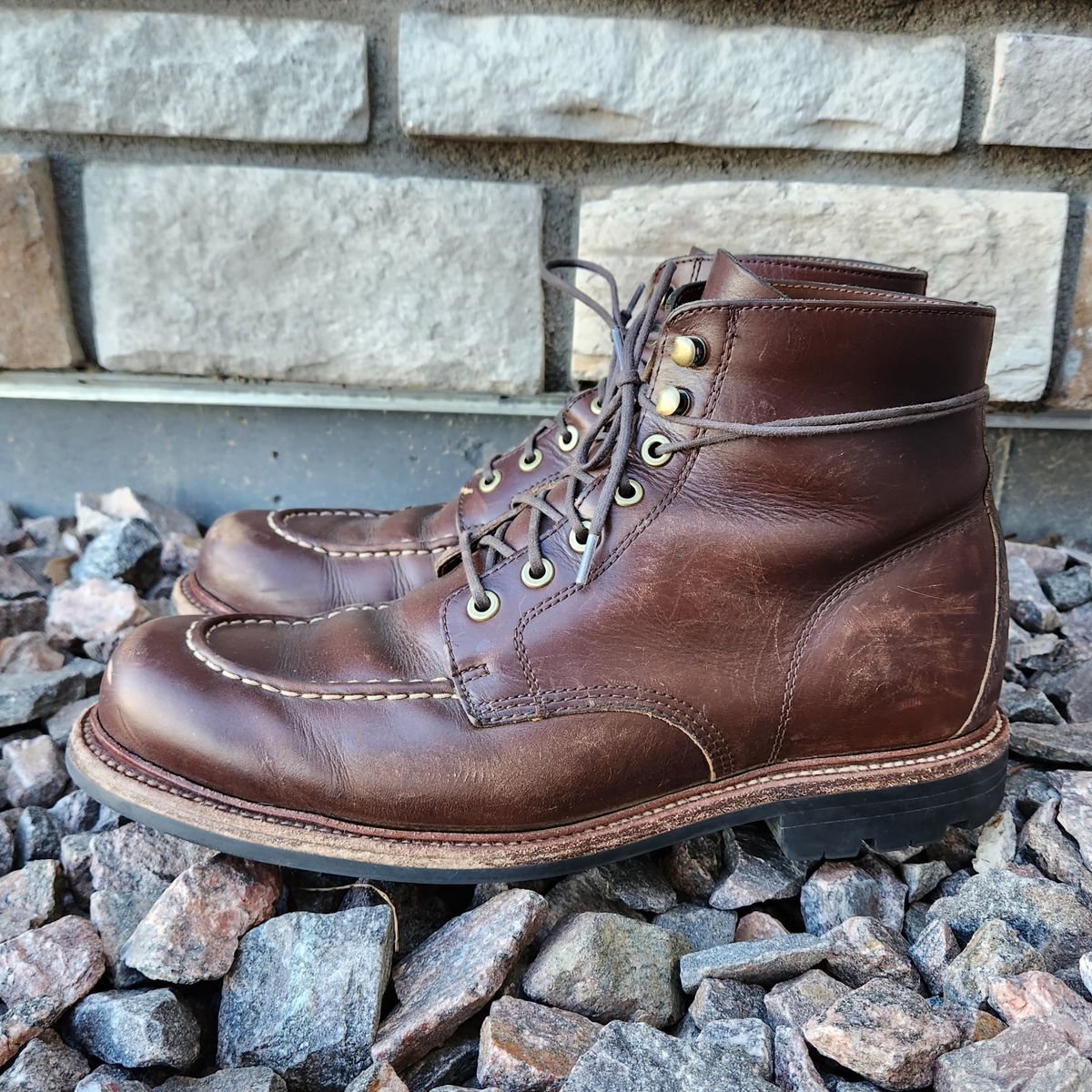 Photo by ejw on April 2, 2023 of the Grant Stone Brass Boot in Horween Crimson Chromexcel.