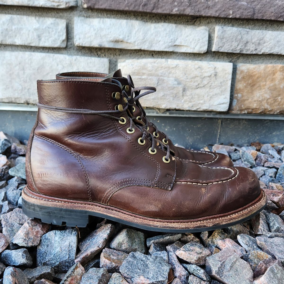 Photo by ejw on April 2, 2023 of the Grant Stone Brass Boot in Horween Crimson Chromexcel.