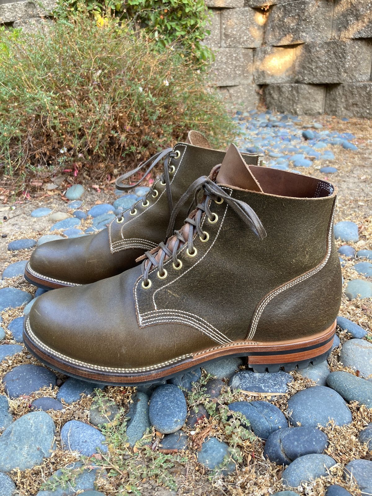 Photo by boogieshafer on August 24, 2023 of the Viberg Boondocker in Horween Dark Olive Waxed Flesh.