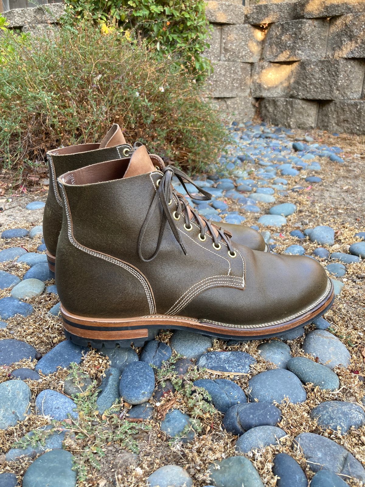 Photo by boogieshafer on August 24, 2023 of the Viberg Boondocker in Horween Dark Olive Waxed Flesh.