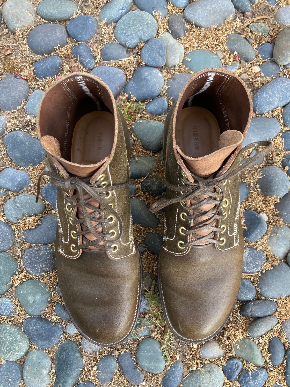 Photo by boogieshafer on August 24, 2023 of the Viberg Boondocker in Horween Dark Olive Waxed Flesh.