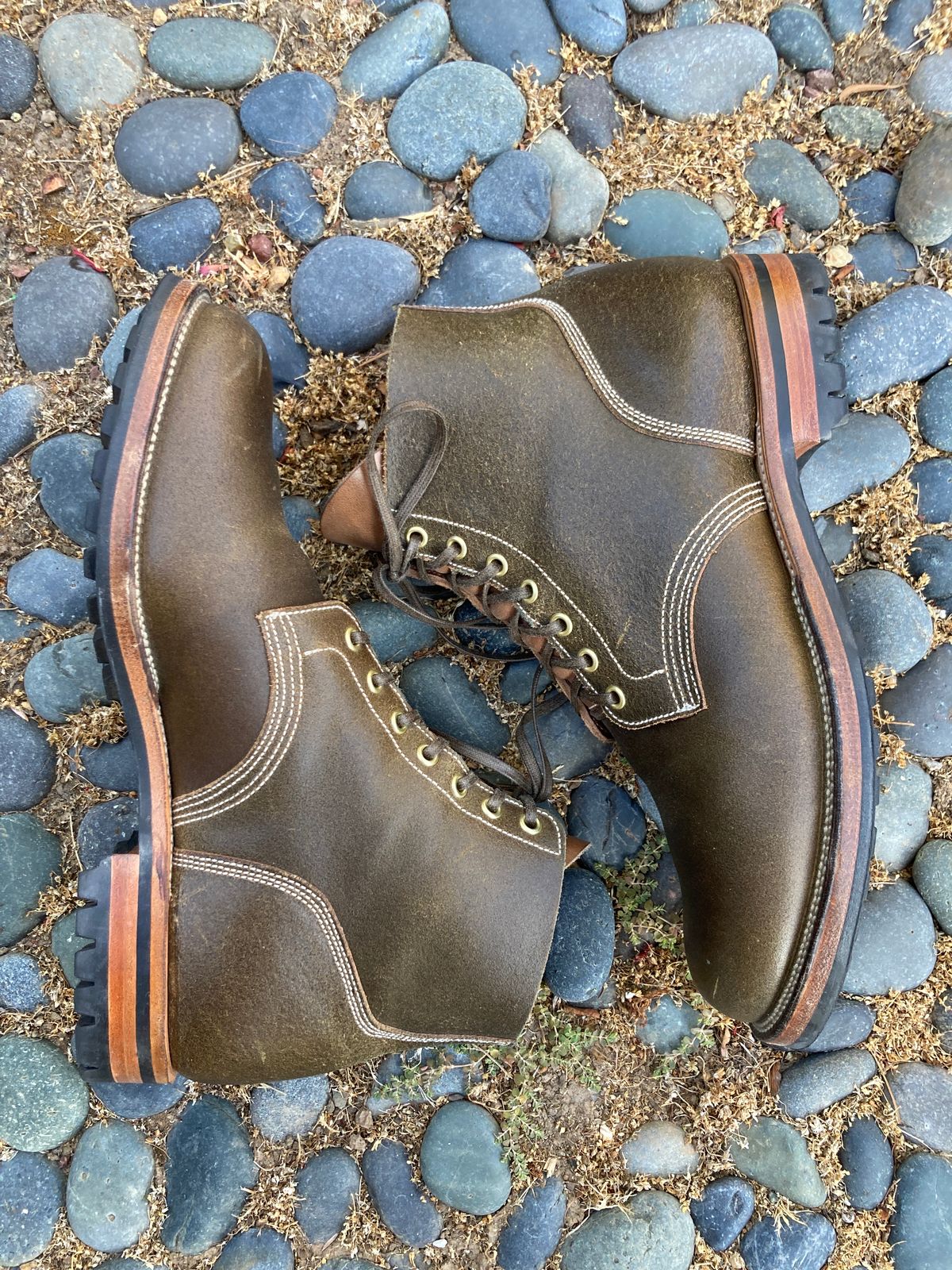 Photo by boogieshafer on August 24, 2023 of the Viberg Boondocker in Horween Dark Olive Waxed Flesh.