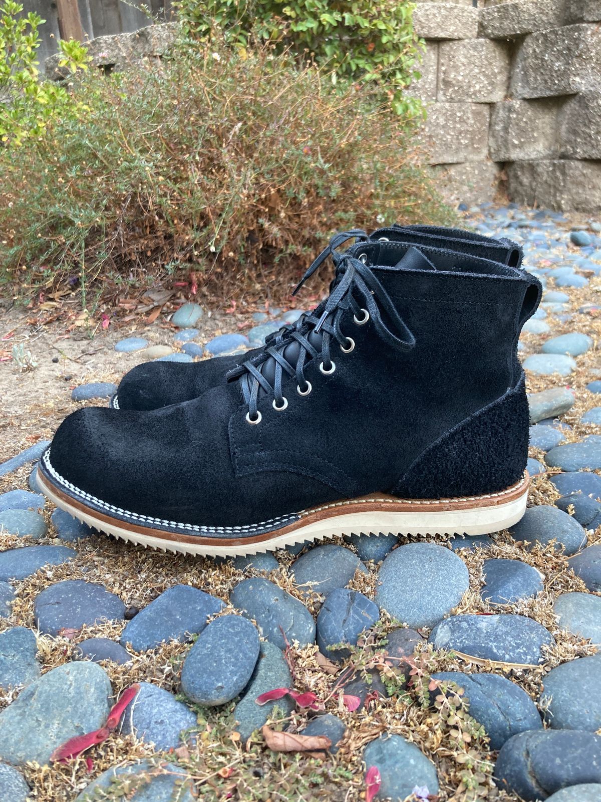 Photo by boogieshafer on September 8, 2023 of the Viberg Service Boot in Seidel Black Oil Tan Roughout.