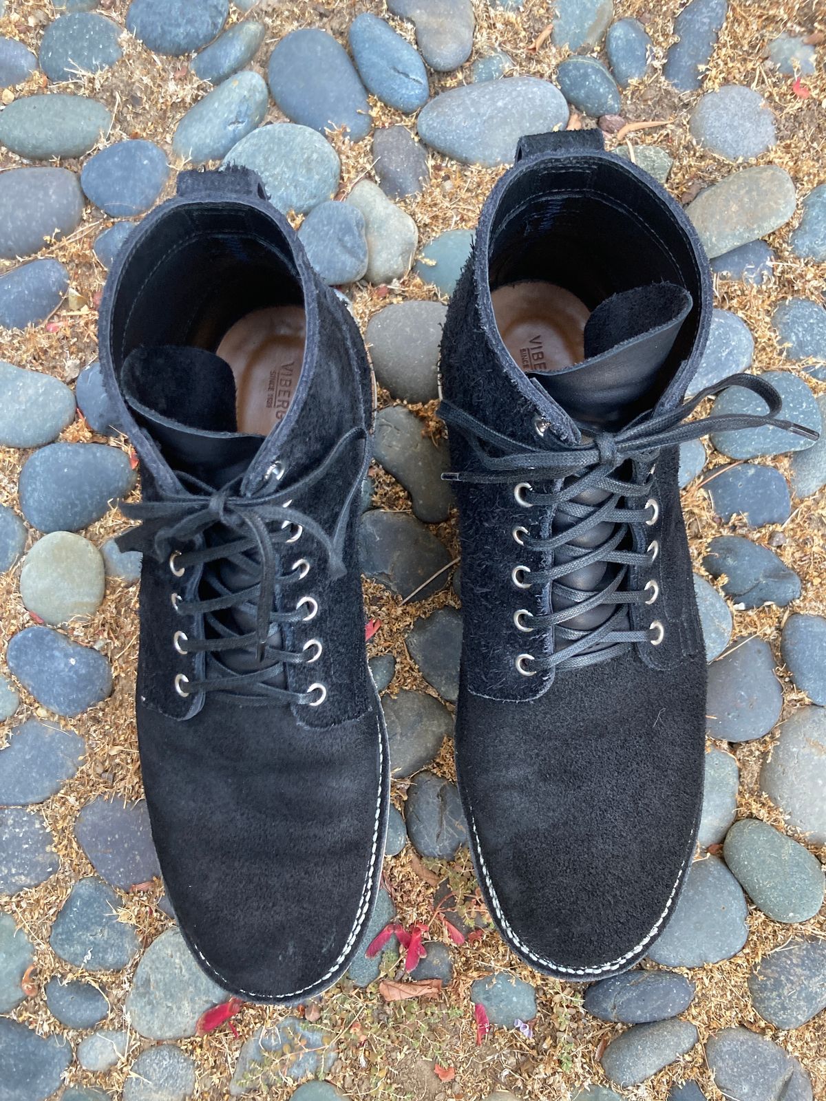 Photo by boogieshafer on September 8, 2023 of the Viberg Service Boot in Seidel Black Oil Tan Roughout.