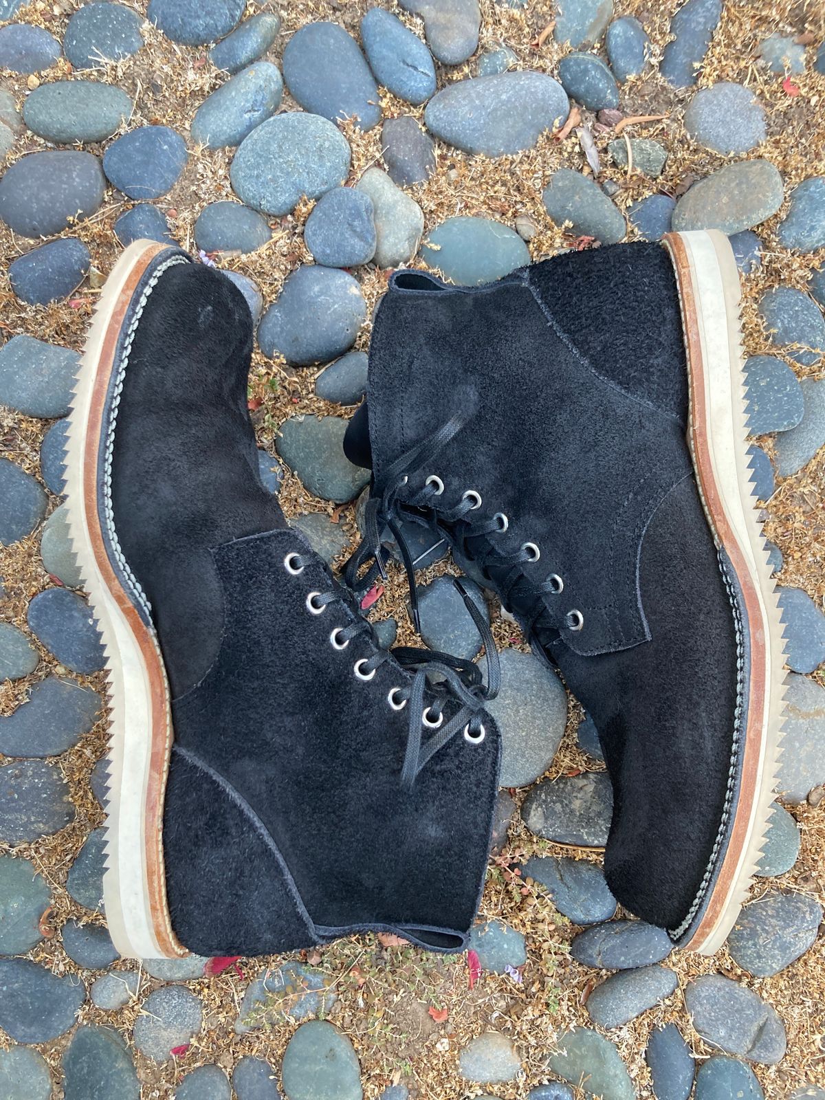 Photo by boogieshafer on September 8, 2023 of the Viberg Service Boot in Seidel Black Oil Tan Roughout.