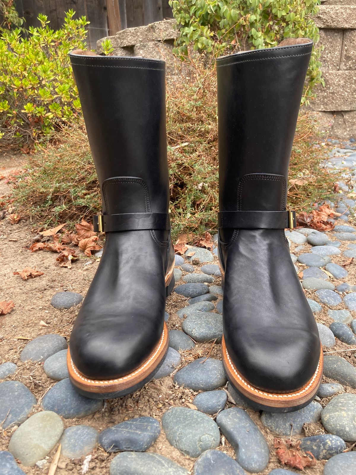 Photo by boogieshafer on October 1, 2022 of the Motor Engineer Boots in Black Hand-Dyed Italian Horsebutt.