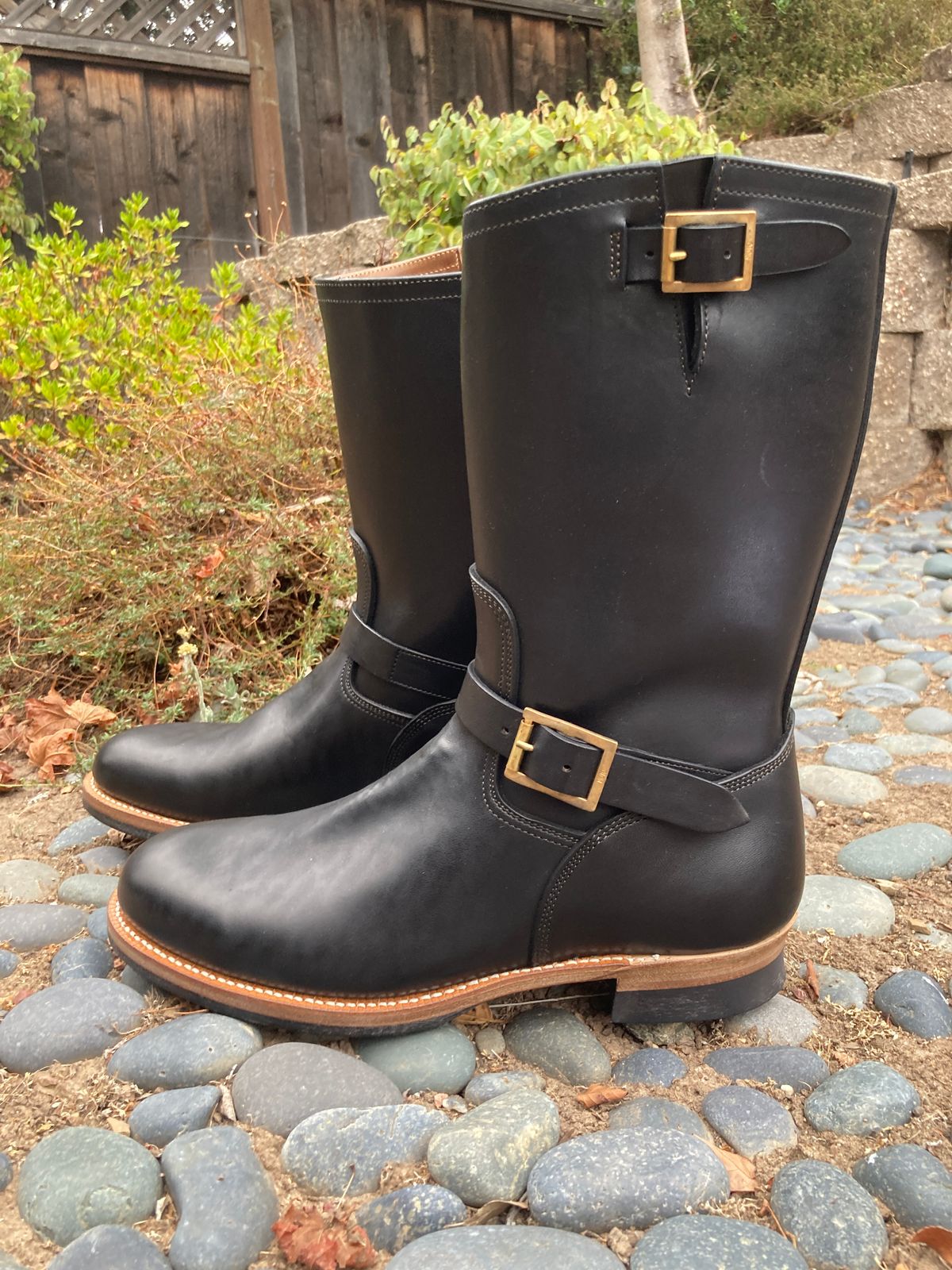 Photo by boogieshafer on October 1, 2022 of the Motor Engineer Boots in Black Hand-Dyed Italian Horsebutt.