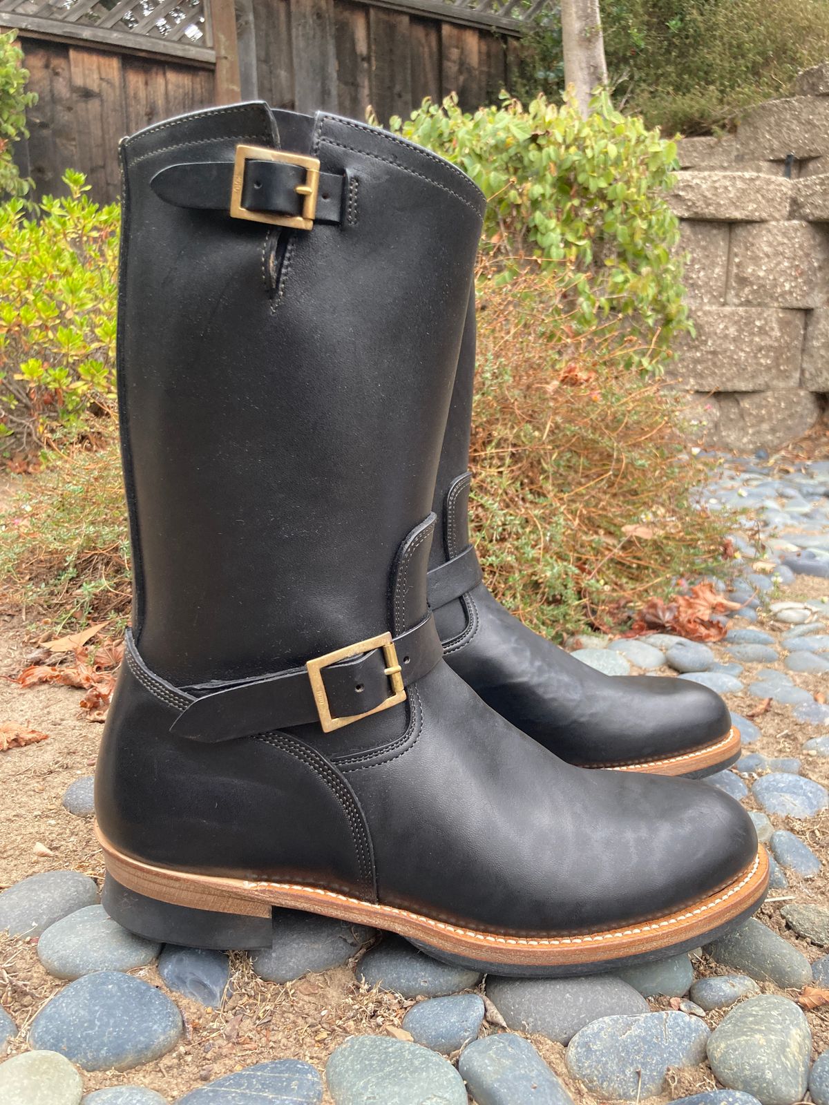 Photo by boogieshafer on October 1, 2022 of the Motor Engineer Boots in Black Hand-Dyed Italian Horsebutt.