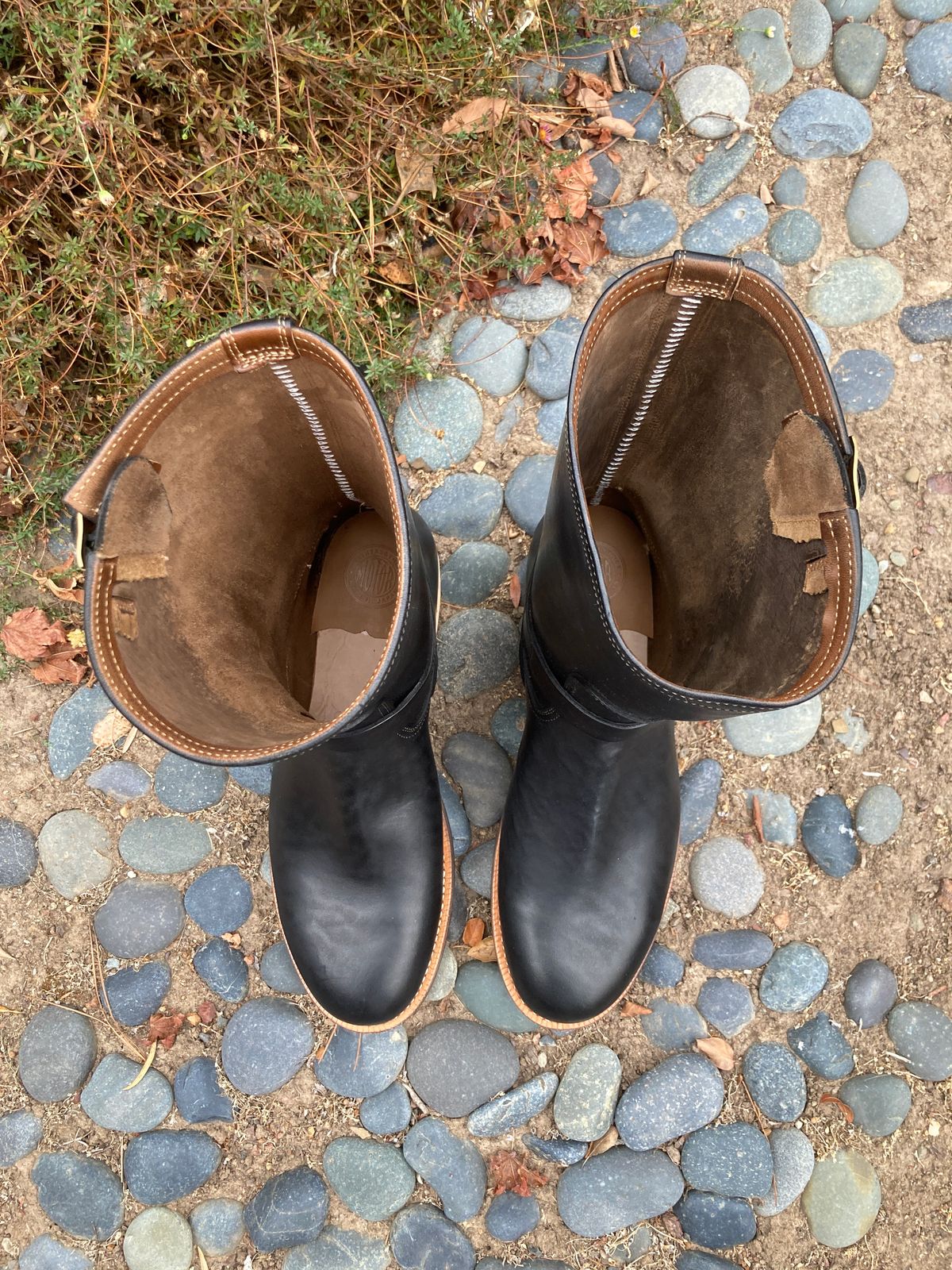 Photo by boogieshafer on October 1, 2022 of the Motor Engineer Boots in Black Hand-Dyed Italian Horsebutt.