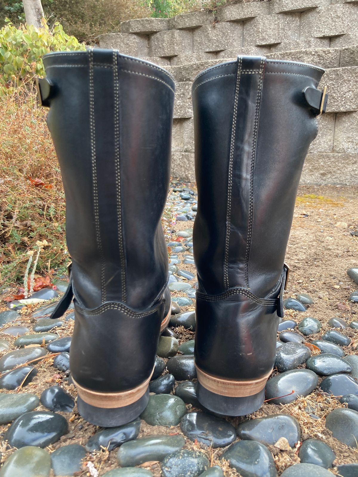 Photo by boogieshafer on November 1, 2022 of the Motor Engineer Boots in Black Hand-Dyed Italian Horsebutt.