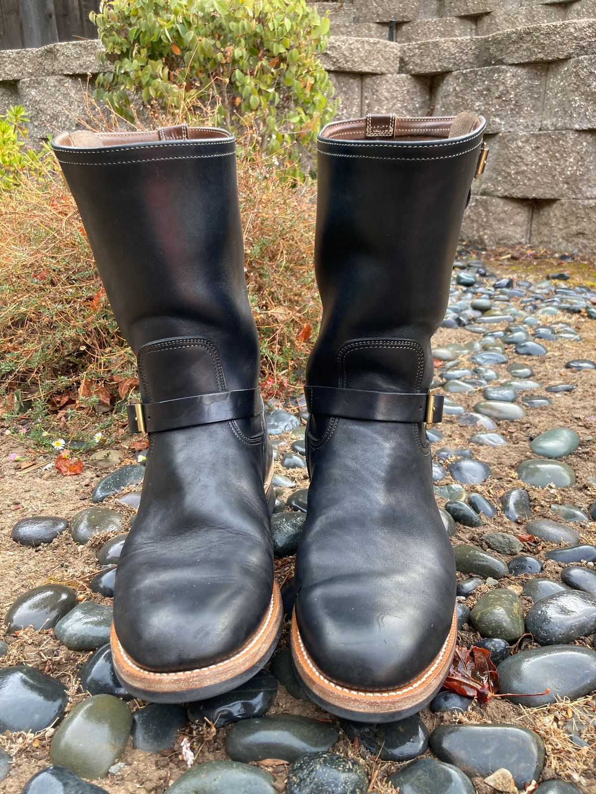 Photo by boogieshafer on November 1, 2022 of the Motor Engineer Boots in Black Hand-Dyed Italian Horsebutt.