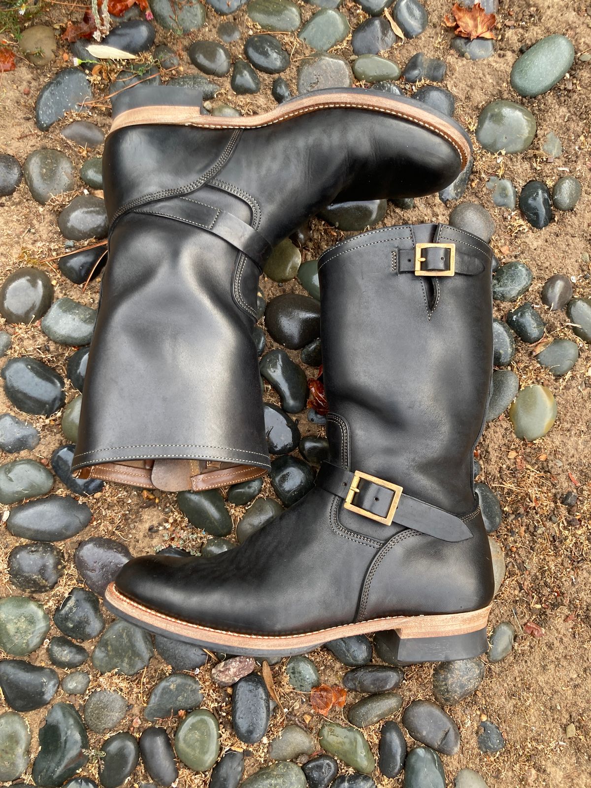 Photo by boogieshafer on November 1, 2022 of the Motor Engineer Boots in Black Hand-Dyed Italian Horsebutt.