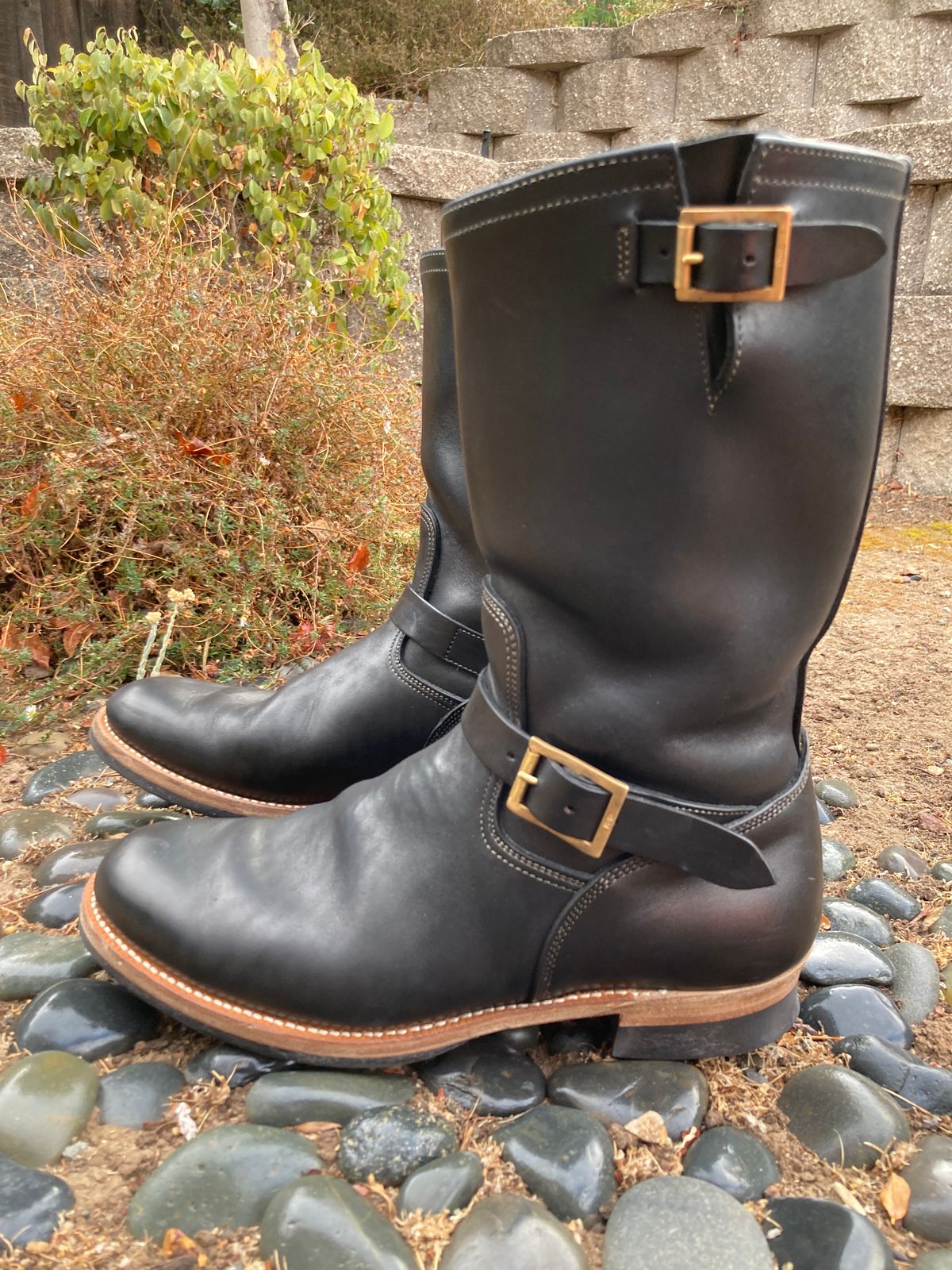 Photo by boogieshafer on November 1, 2022 of the Motor Engineer Boots in Black Hand-Dyed Italian Horsebutt.