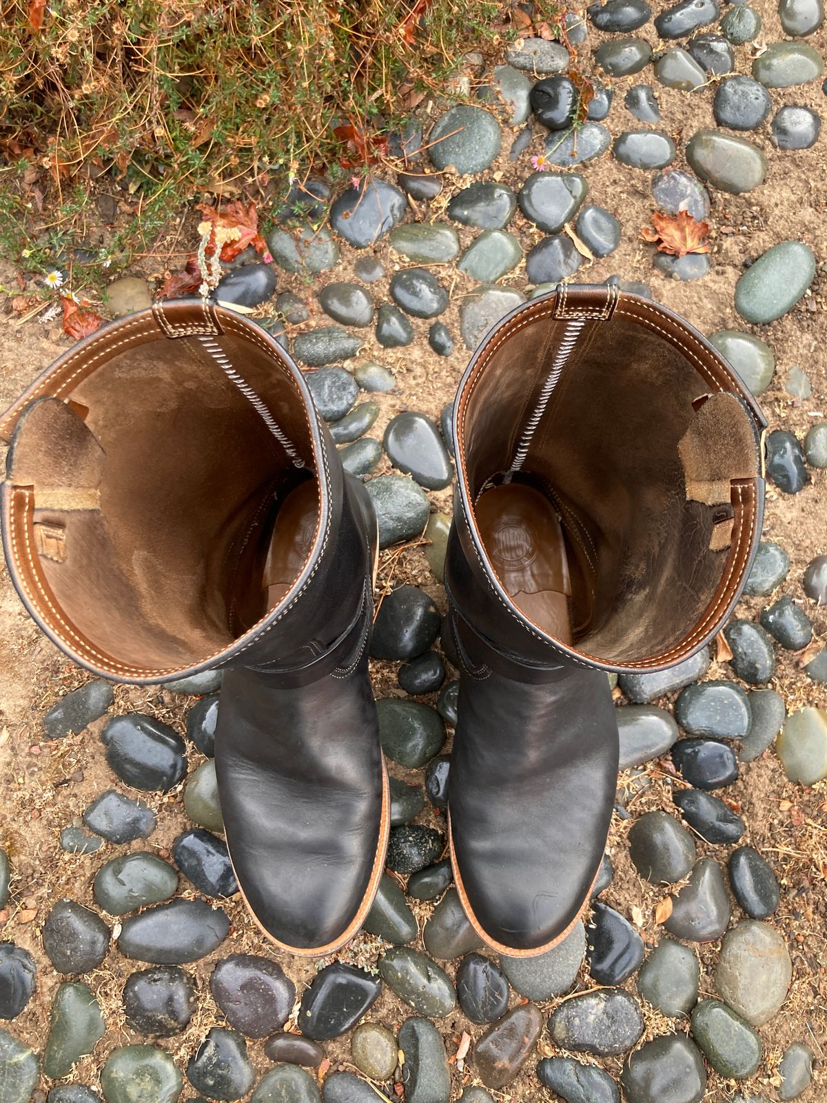 Photo by boogieshafer on November 1, 2022 of the Motor Engineer Boots in Black Hand-Dyed Italian Horsebutt.