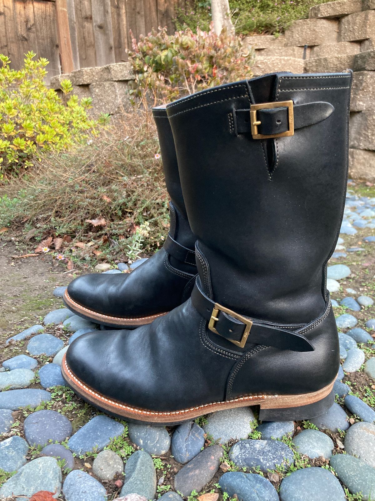 Photo by boogieshafer on December 6, 2022 of the Motor Engineer Boots in Black Hand-Dyed Italian Horsebutt.