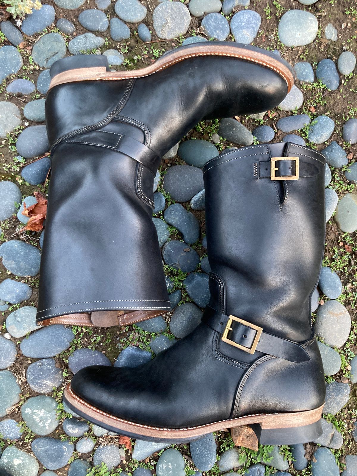 Photo by boogieshafer on December 6, 2022 of the Motor Engineer Boots in Black Hand-Dyed Italian Horsebutt.