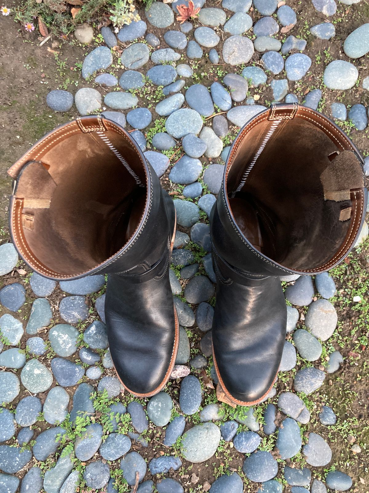 Photo by boogieshafer on December 6, 2022 of the Motor Engineer Boots in Black Hand-Dyed Italian Horsebutt.