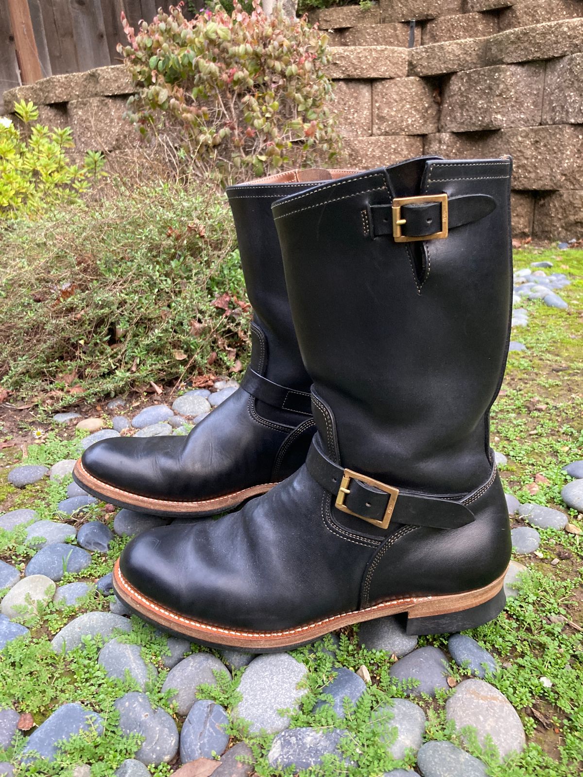 Photo by boogieshafer on January 7, 2023 of the Motor Engineer Boots in Black Hand-Dyed Italian Horsebutt.