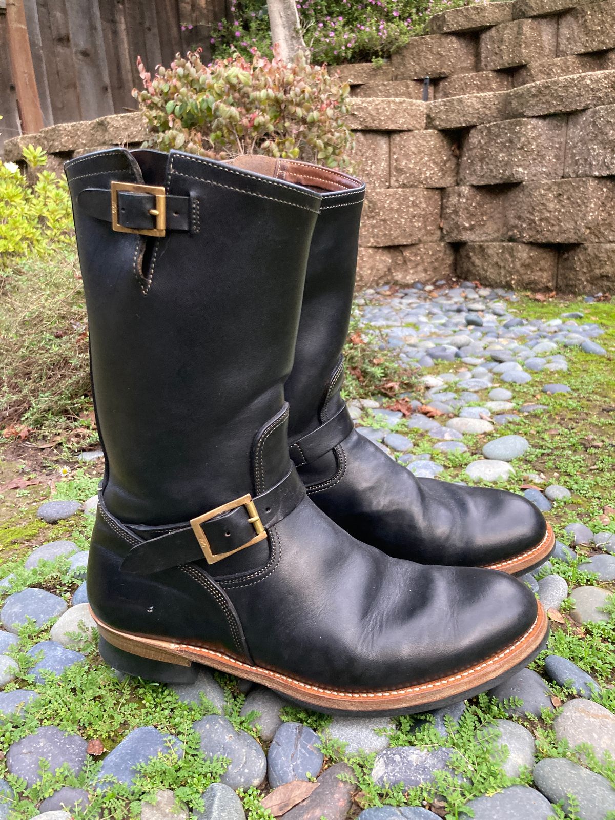 Photo by boogieshafer on January 7, 2023 of the Motor Engineer Boots in Black Hand-Dyed Italian Horsebutt.