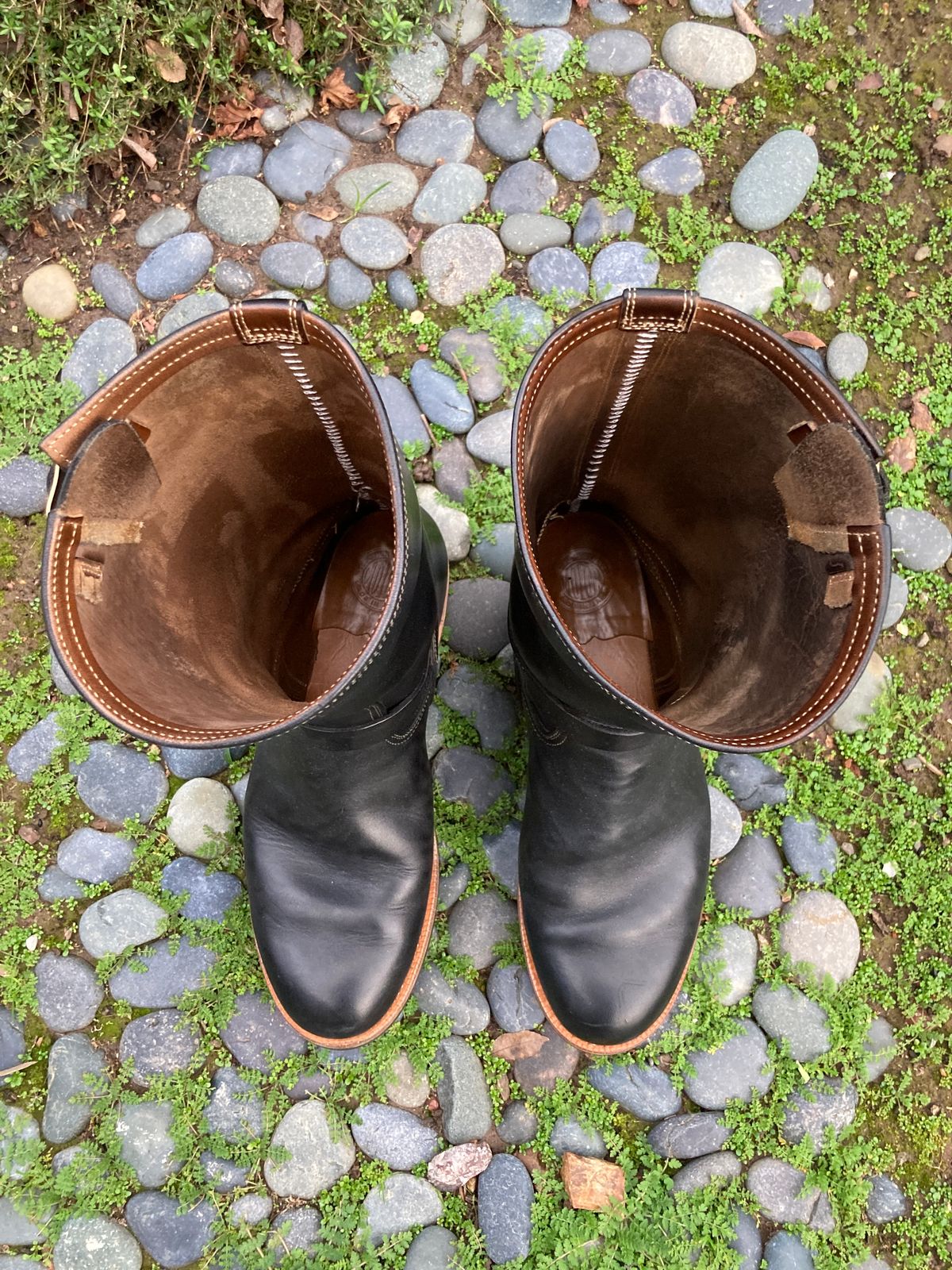 Photo by boogieshafer on January 7, 2023 of the Motor Engineer Boots in Black Hand-Dyed Italian Horsebutt.