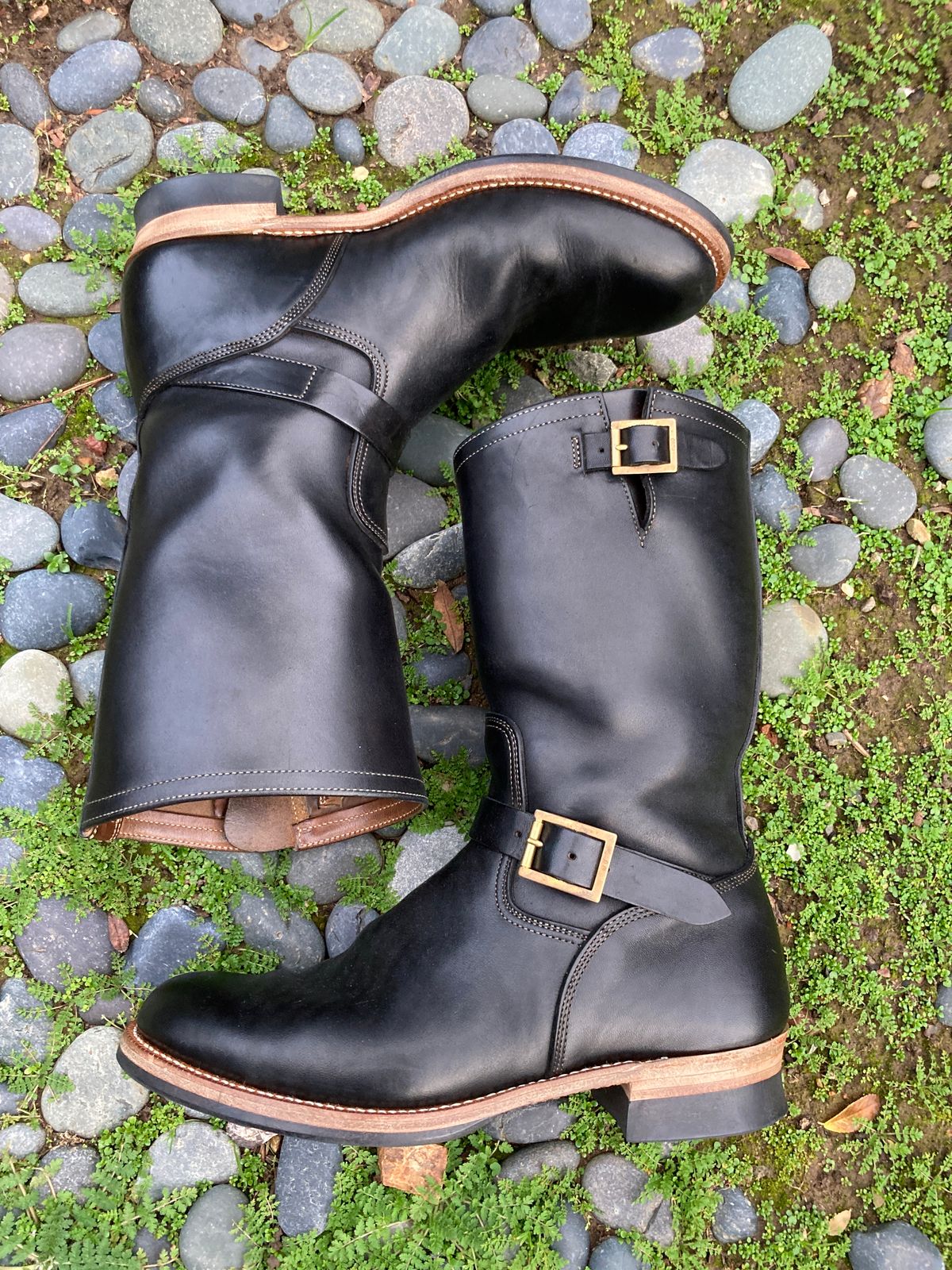 Photo by boogieshafer on January 7, 2023 of the Motor Engineer Boots in Black Hand-Dyed Italian Horsebutt.