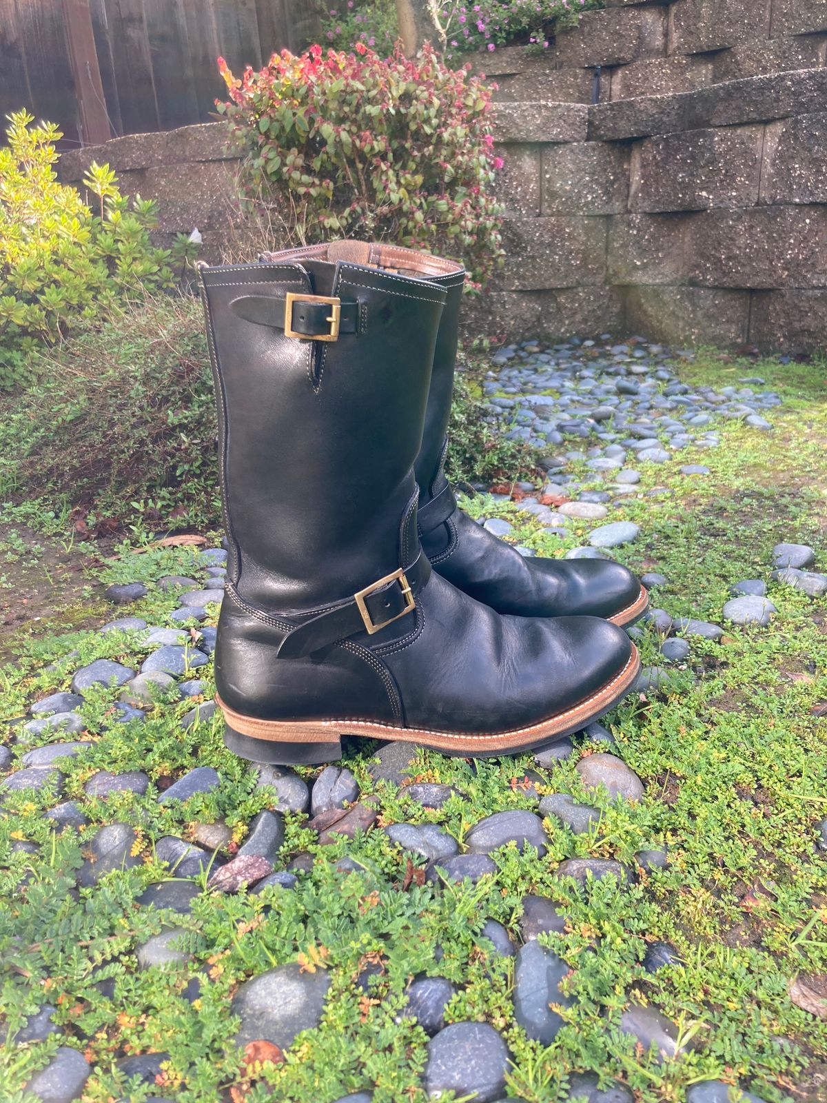 Photo by boogieshafer on February 5, 2023 of the Motor Engineer Boots in Black Hand-Dyed Italian Horsebutt.