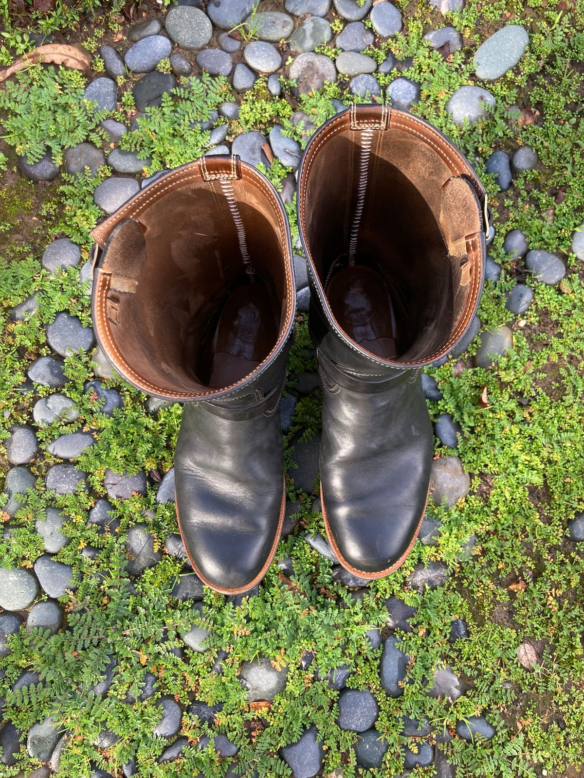 Photo by boogieshafer on February 5, 2023 of the Motor Engineer Boots in Black Hand-Dyed Italian Horsebutt.