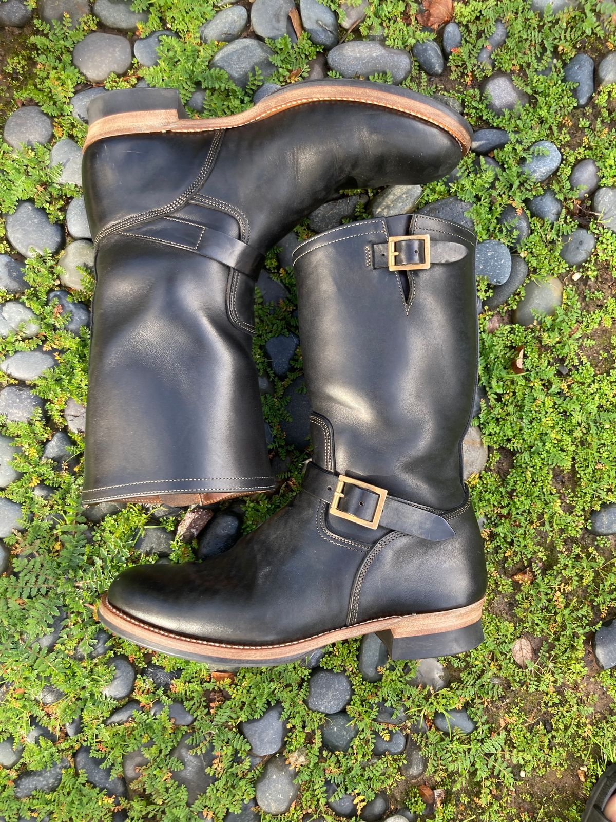 Photo by boogieshafer on February 5, 2023 of the Motor Engineer Boots in Black Hand-Dyed Italian Horsebutt.