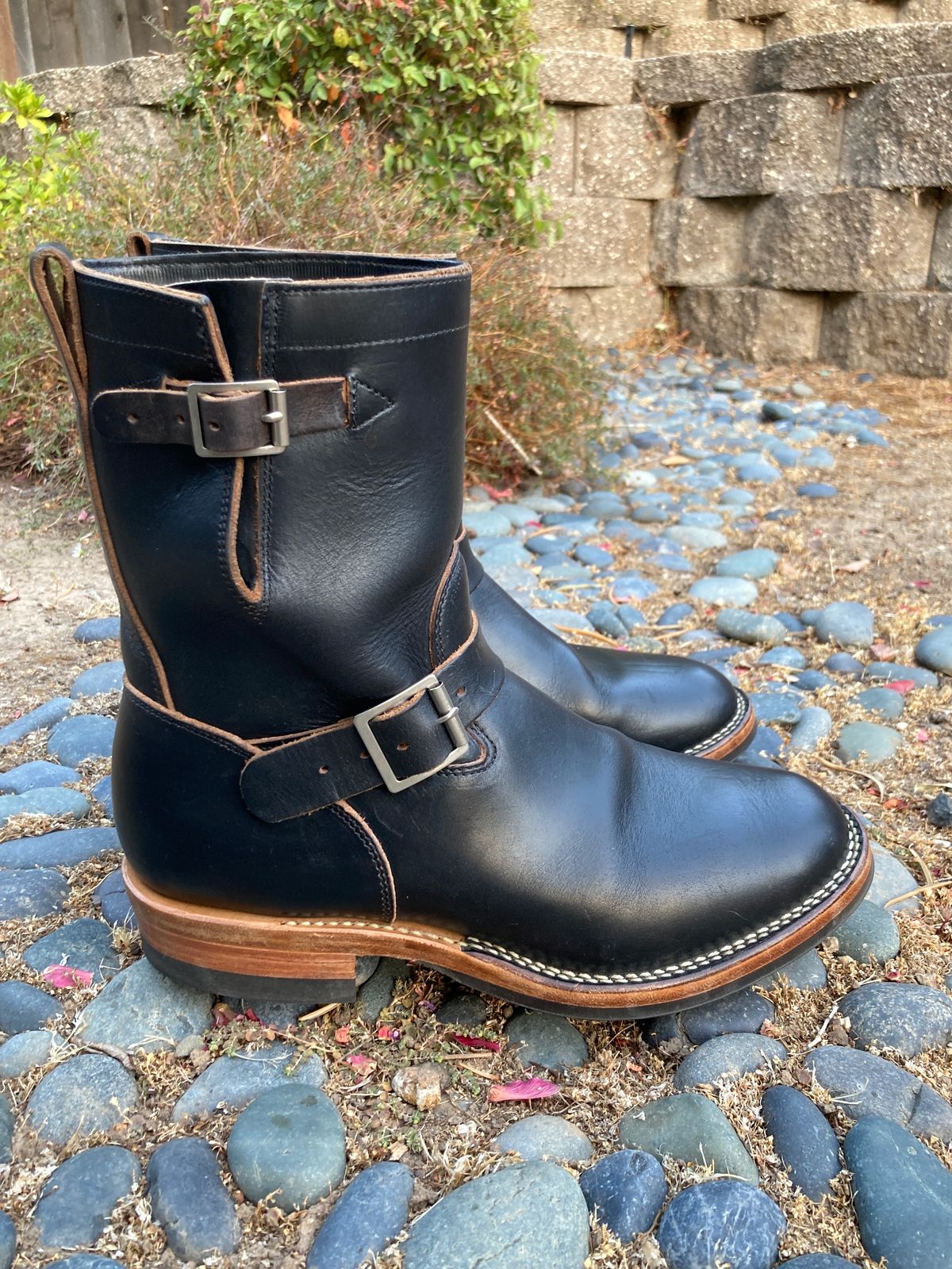 Photo by boogieshafer on September 17, 2023 of the Viberg Engineer in Horween Black Chromexcel.