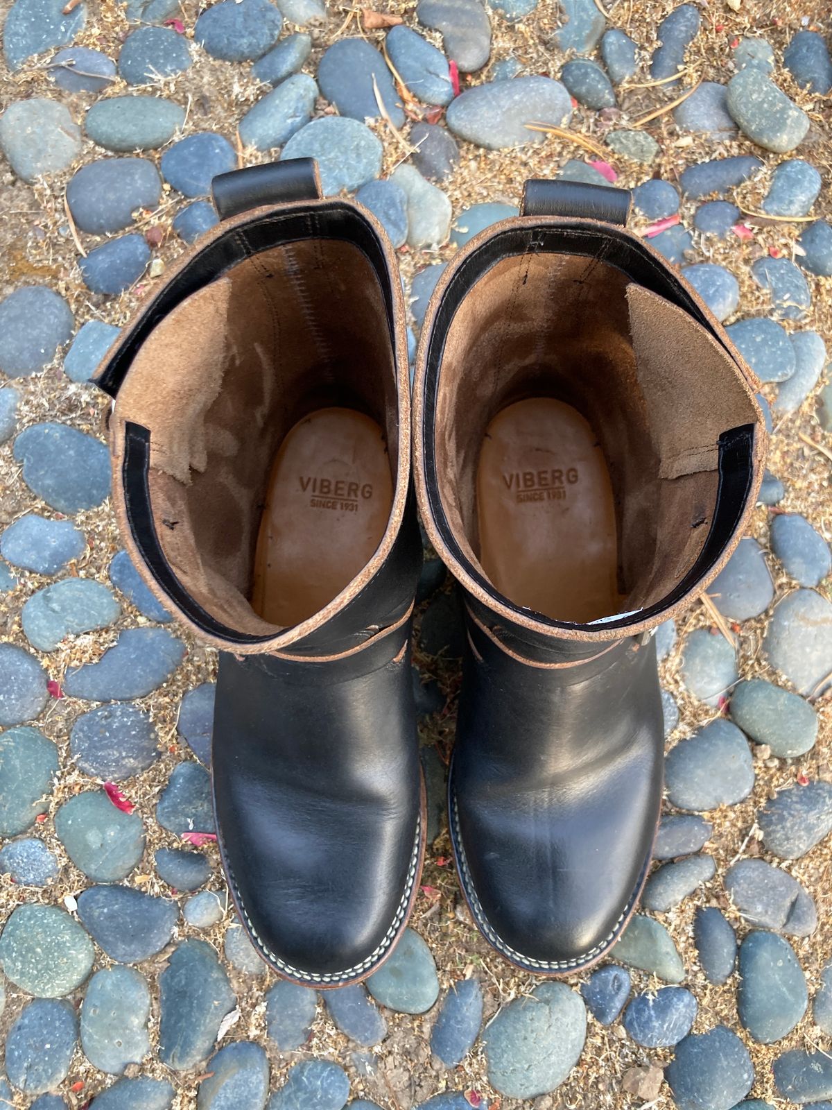 Photo by boogieshafer on September 17, 2023 of the Viberg Engineer in Horween Black Chromexcel.