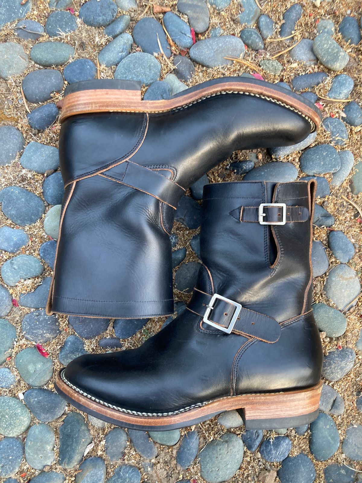 Photo by boogieshafer on September 17, 2023 of the Viberg Engineer in Horween Black Chromexcel.