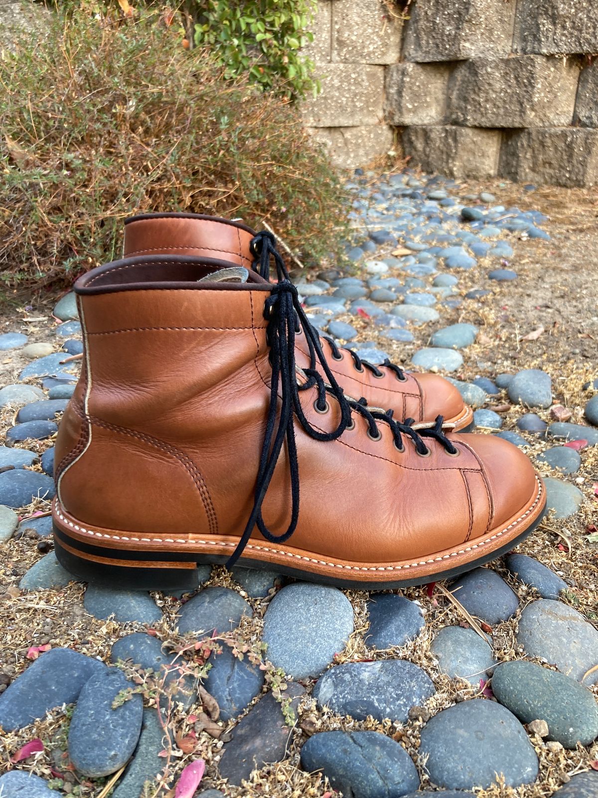 Photo by boogieshafer on September 16, 2023 of the John Lofgren Monkey Boots in Horween Whiskey Cavalier.