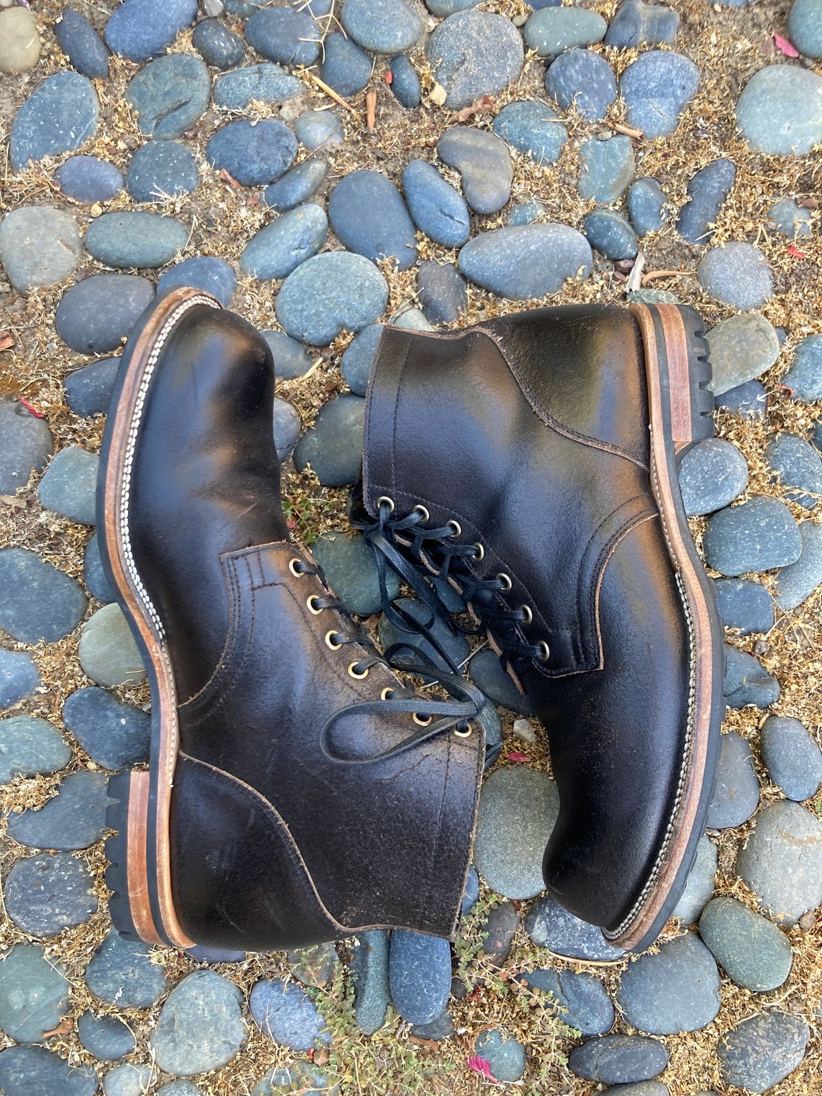 Photo by boogieshafer on August 28, 2023 of the Viberg Service Boot in Horween Black Waxed Flesh.