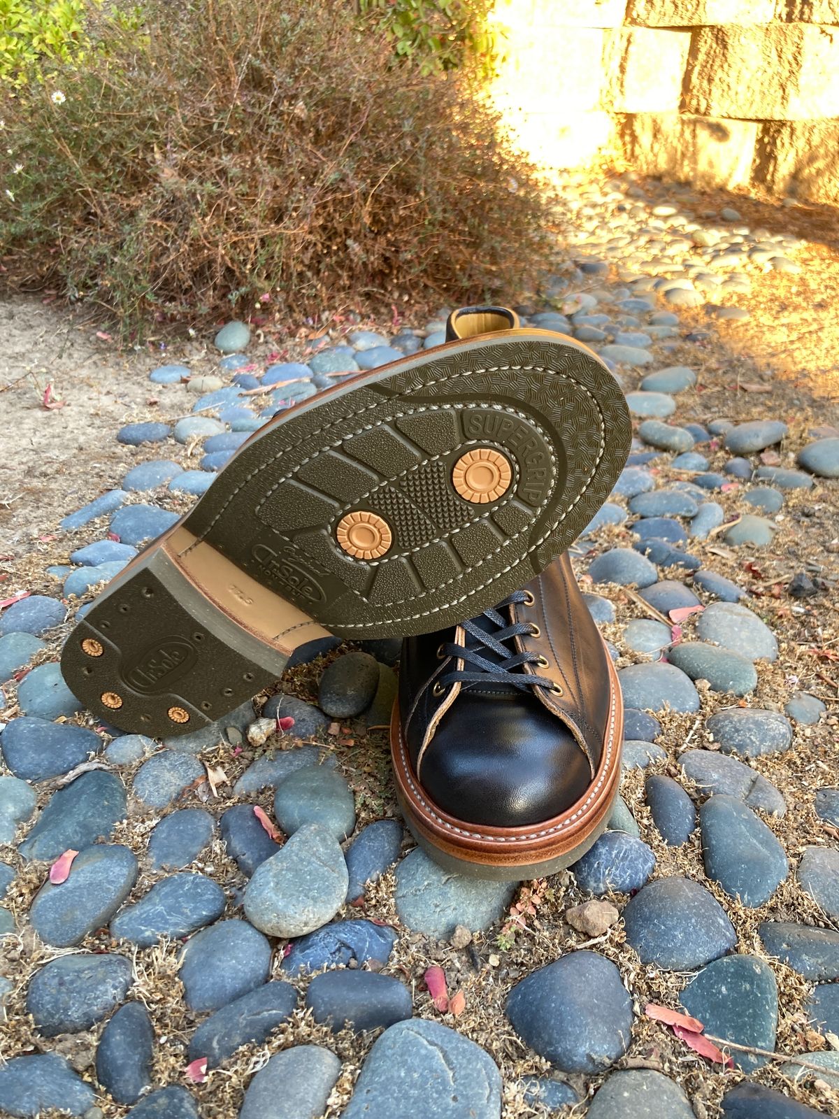 Photo by boogieshafer on October 3, 2023 of the Sagara Cordmaster in Maryam Natural Horsebutt Overdyed Black.