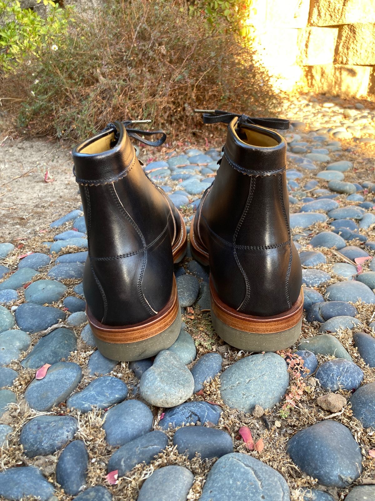 Photo by boogieshafer on October 3, 2023 of the Sagara Cordmaster in Maryam Natural Horsebutt Overdyed Black.
