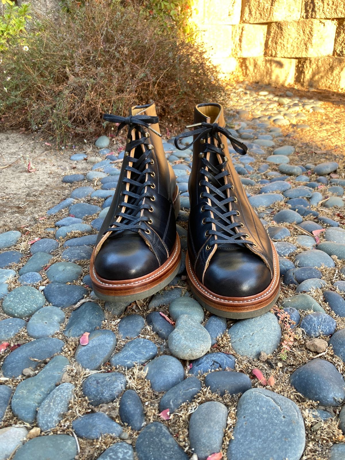 Photo by boogieshafer on October 3, 2023 of the Sagara Cordmaster in Maryam Natural Horsebutt Overdyed Black.