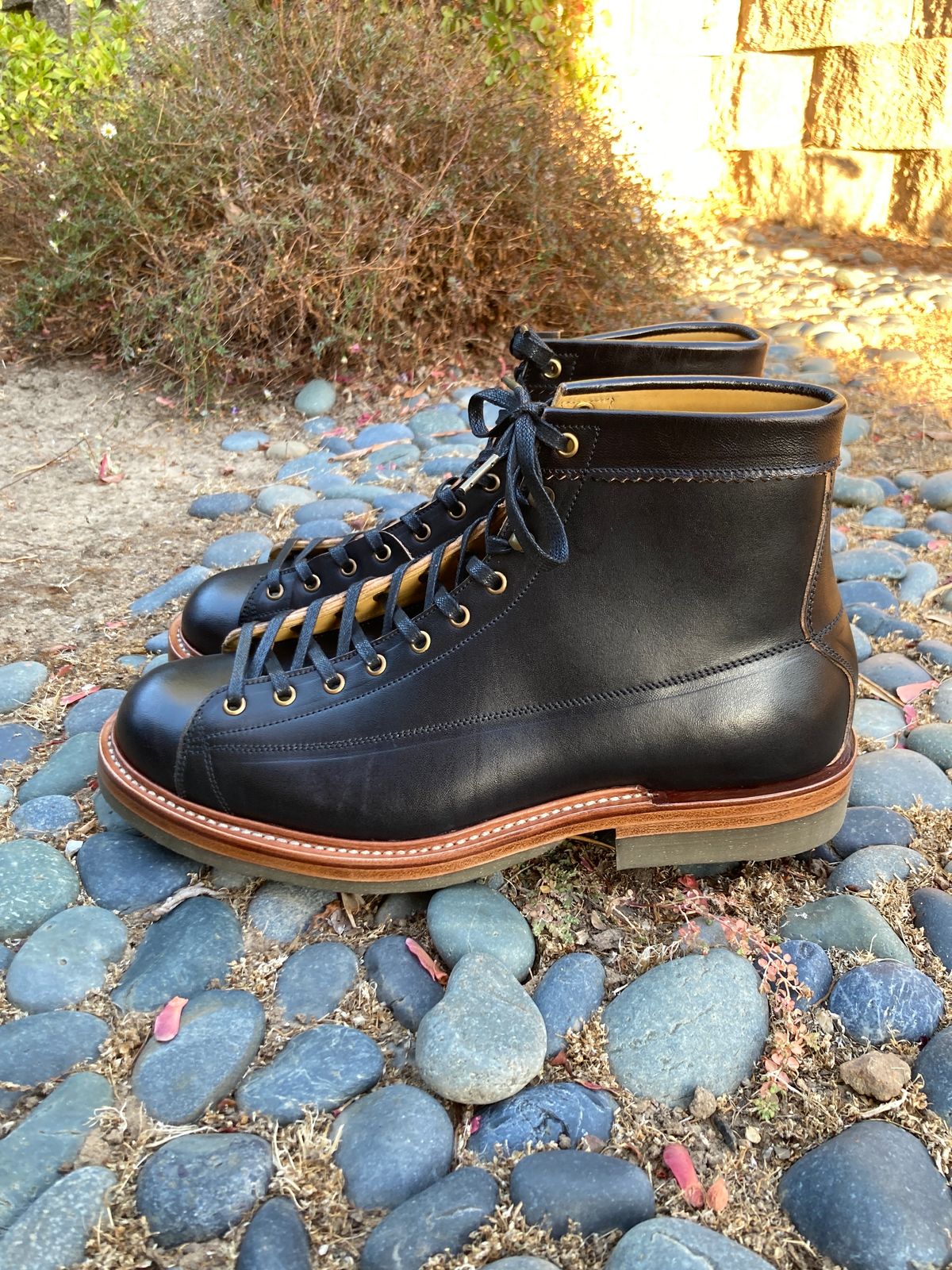 Photo by boogieshafer on October 3, 2023 of the Sagara Cordmaster in Maryam Natural Horsebutt Overdyed Black.