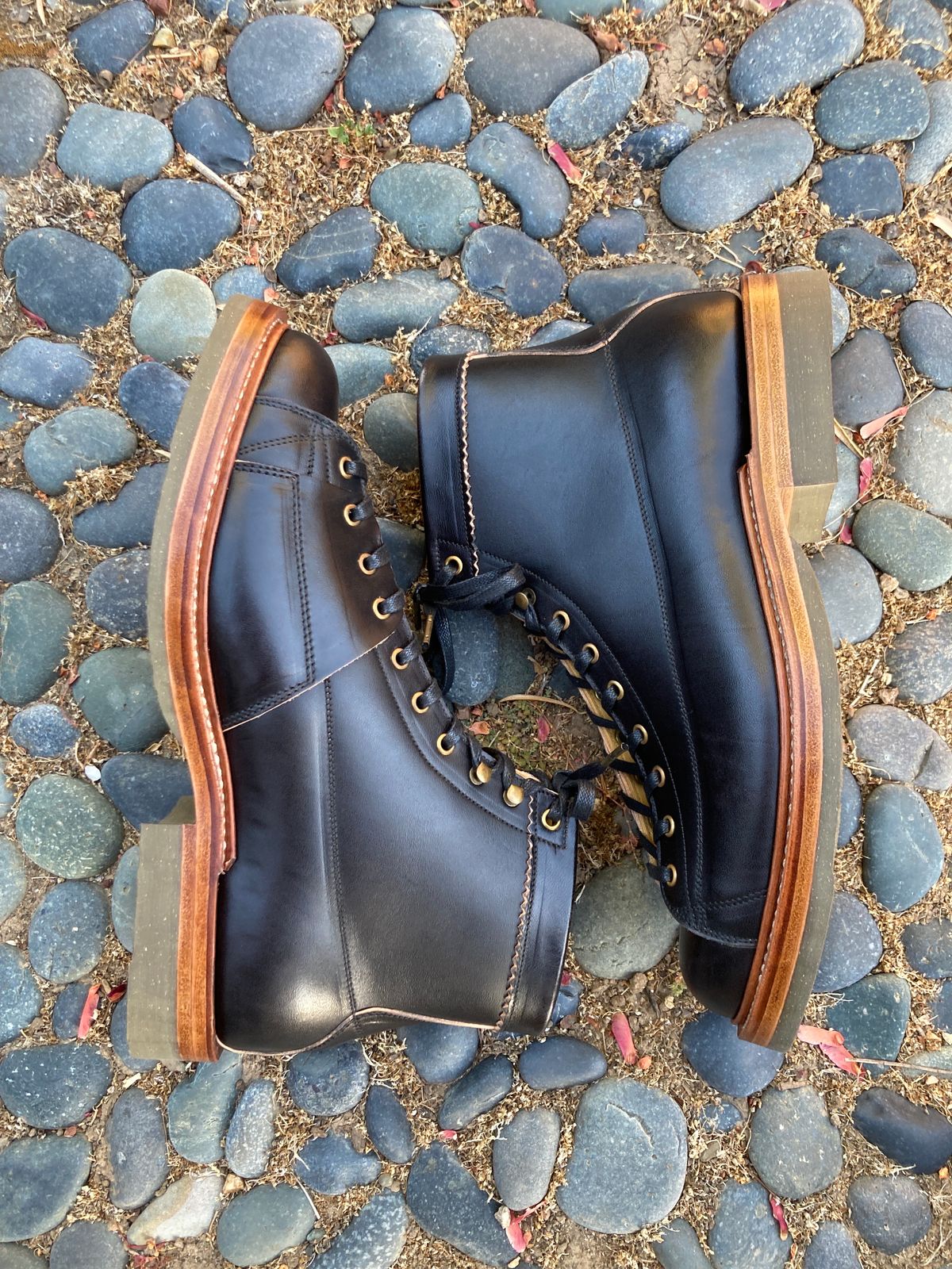 Photo by boogieshafer on October 3, 2023 of the Sagara Cordmaster in Maryam Natural Horsebutt Overdyed Black.